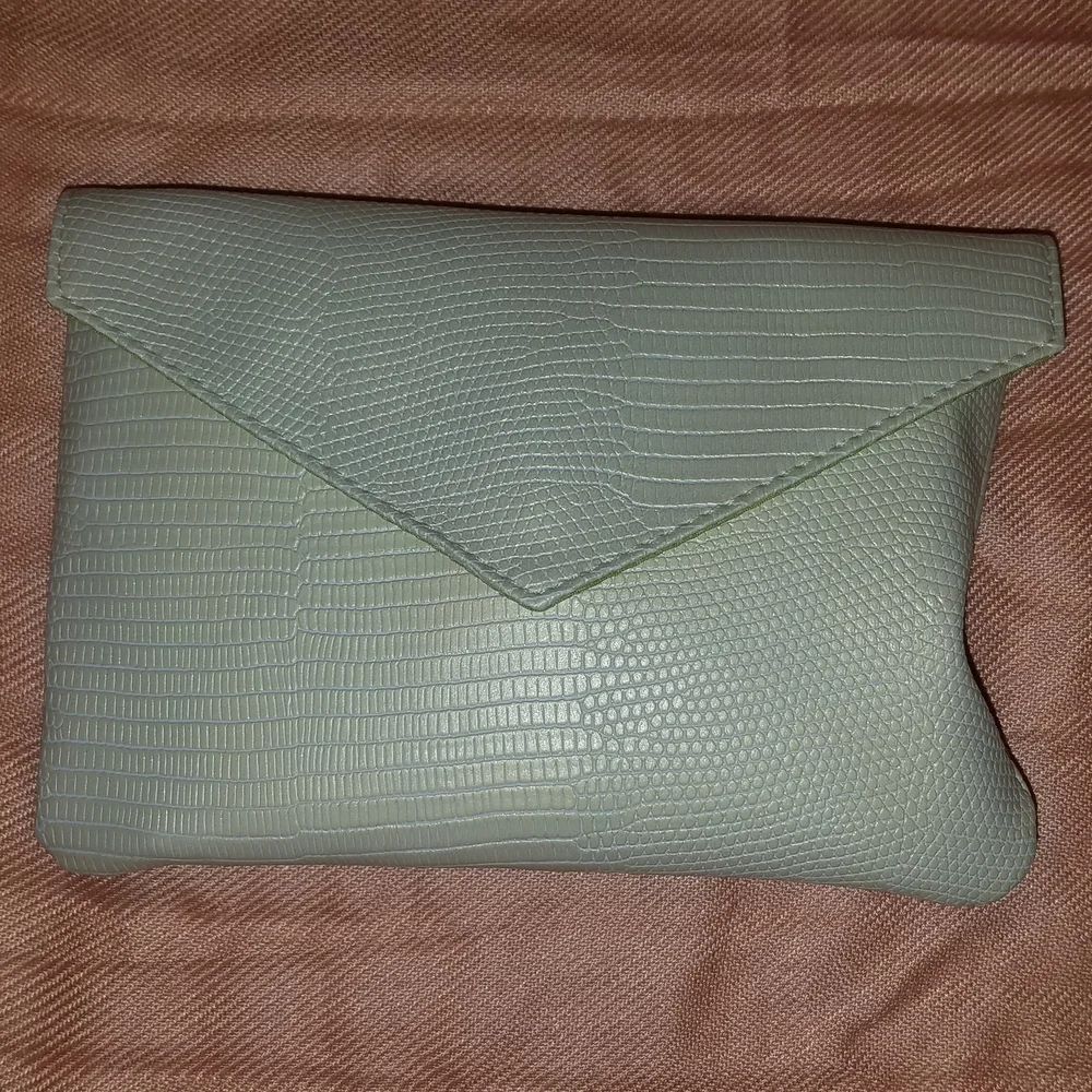Ipsy Cream Clutch with Skincare Essentials
